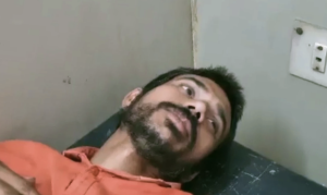 उसने यूट्यूब से देखकर खुद ही अपना ऑपरेशन कर डाला. ऑपरेशन के लिए वह मेडिकल से सुन्न करने का इंजेक्शन, ब्लेड और अन्य आवश्यक सामान लेकर आया.