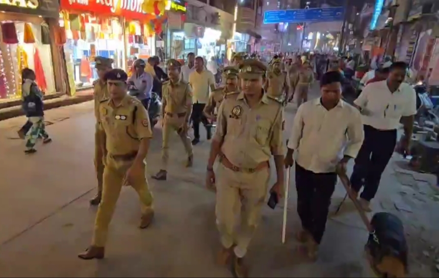 वाराणसी: भारत-पाकिस्तान तनाव के बीच यूपी में अलर्ट, काशी विश्वनाथ मंदिर की सुरक्षा कड़ी