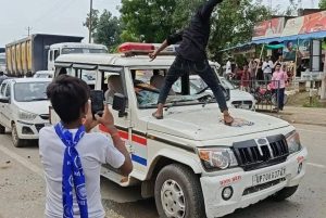 भीम आर्मी कार्यकर्ताओं का हंगामा, पुलिस पर पथराव, कई लोग घायल