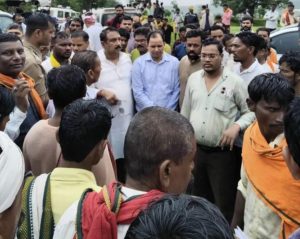 मूसलाधार बारिश में उजड़े आदिवासी परिवार, सहारा बने डॉ. कुंवर विजय शाह