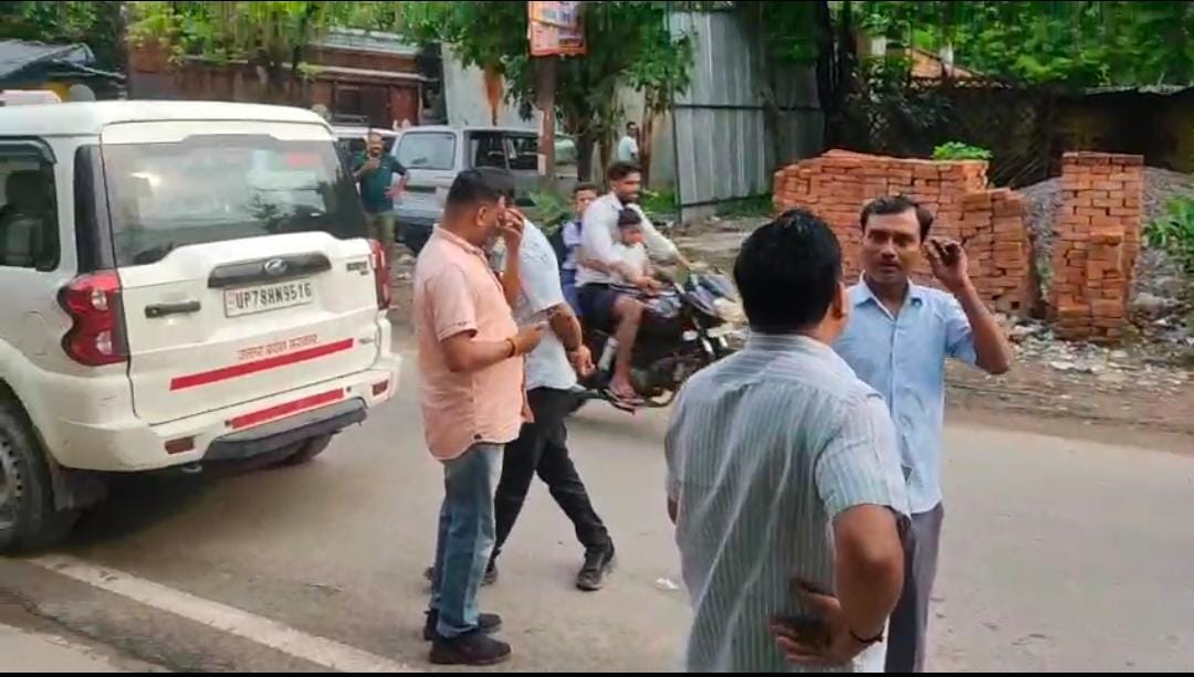 कानून के रखवाले की गाड़ी ही गैरकानूनी