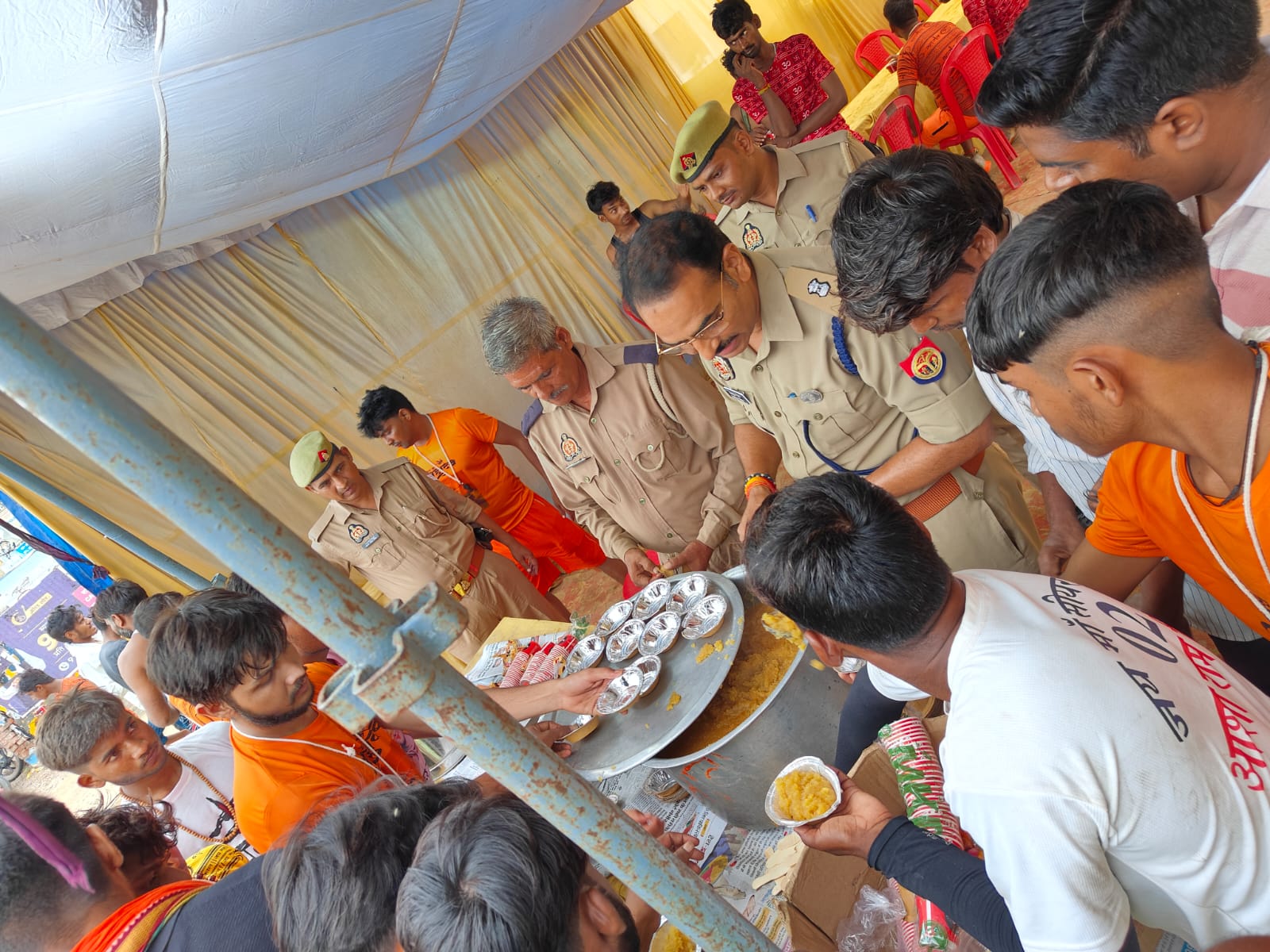एटा– अपर पुलिस अधीक्षक एटा द्वारा कांवड़ियों को किया प्रसाद वितरित