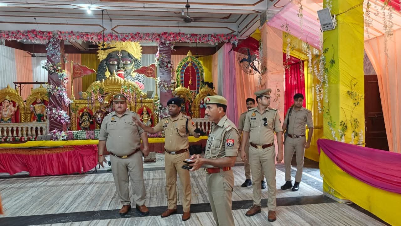 अलीगढ़ : वार्ष्णेय मंदिर परिसर में जूते पहनकर घुसी पुलिस, श्रद्धालुओं में रोष