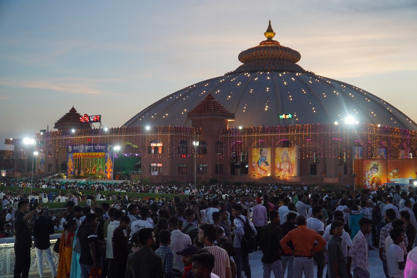 प्रतापगढ़: श्रद्धा और उल्लास के साथ मनाई जा रही जन्माष्टमी, मनगढ़ धाम में उमड़ा जनसैलाब