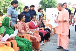 गोरखपुर : सीएम योगी ने जनता दर्शन में सुनी फरियादियों की समस्याएं