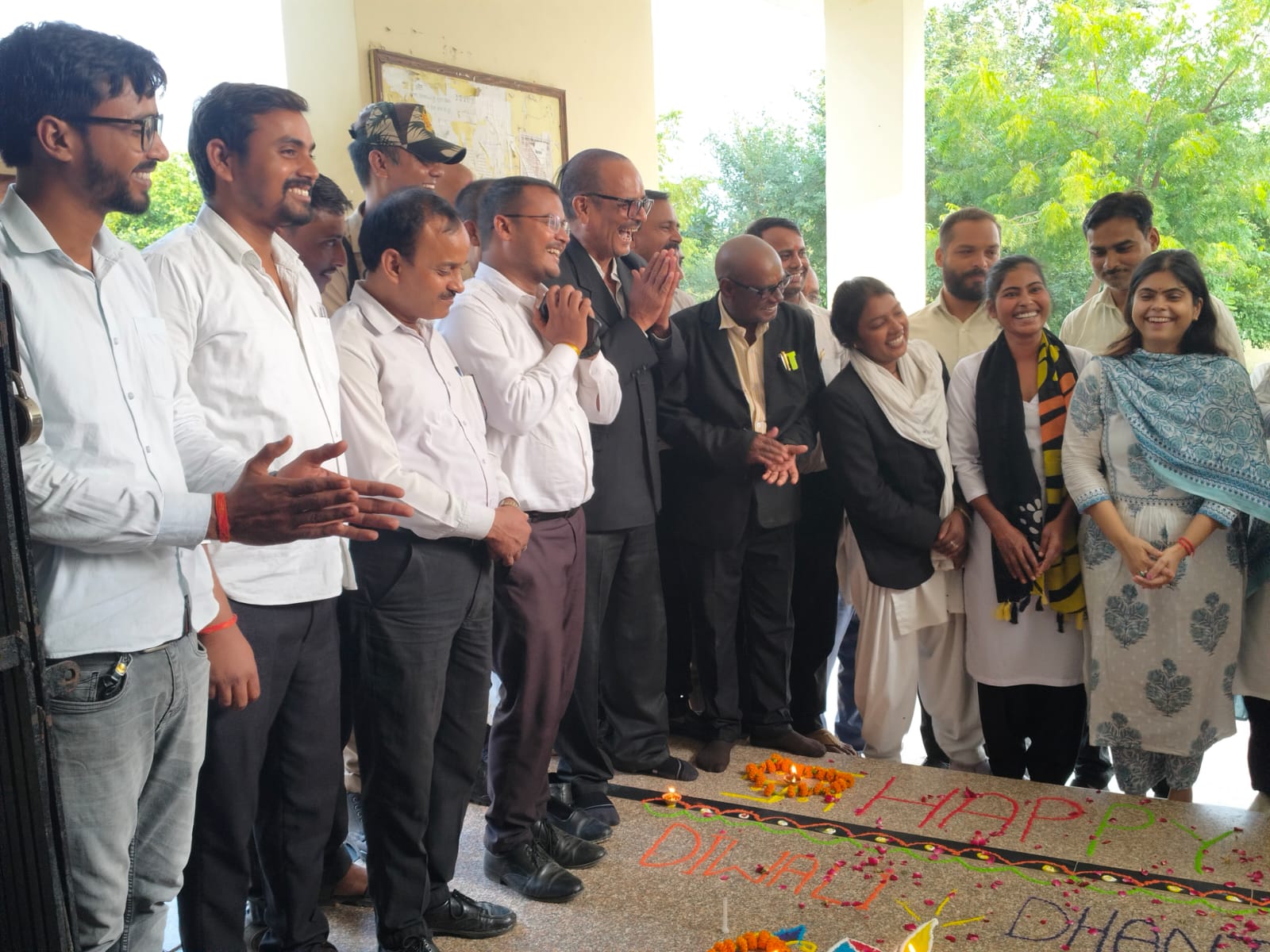 दीवानी परिसर में दीपोत्सव की अद्भुत छटा — अधिवक्ताओं ने मनाया दीपों का महापर्व प्रतापगढ़। आज दीवानी परिसर रंगोली, दीपों और उत्साह से जगमगा उठा, जब अधिवक्तागणों ने मिलकर दीपोत्सव एवं धनतेरस का पर्व धूमधाम से मनाया। कार्यक्रम का शुभारंभ माननीय एसीजेएम महोदया एवं सिविल जज जूनियर डिवीजन श्री प्रशांत सिंह जी द्वारा दीप प्रज्वलन कर किया गया। अध्यक्ष हनुमान प्रसाद जी, महामंत्री पंकज उपाध्याय, वरिष्ठ अधिवक्ता सुधीर पांडे सहित अनेक गणमान्य अधिवक्ताओं की गरिमामयी उपस्थिति ने समारोह को विशेष बना दिया। कार्यक्रम में महिला अधिवक्ताओं द्वारा सुंदर आरती संपन्न की गई तथा संजू एडवोकेट एवं उनकी सहयोगी महिला अधिवक्ताओं ने आकर्षक रंगोली बनाकर दीपोत्सव को अलौकिक रूप प्रदान किया। दीपों की रौशनी में जब दीवानी प्रांगण निखर उठा, तो हर अधिवक्ता के चेहरे पर खुशियों की चमक झलक उठी। इस आयोजन में सुधीर पांडे जी की अग्रणी भूमिका और अध्यक्ष हनुमान प्रसाद जी के नेतृत्व में अधिवक्ताओं की एकता और उत्साह देखने योग्य था। मुख्य रूप से उपस्थित अधिवक्तागणों में — महामंत्री पंकज उपाध्याय, सुनील श्रीवास्तव, रमाकांत शुक्ला, विनय शुक्ला, विपिन शुक्ला, धीरेंद्र तिवारी, आकाश मिश्रा, मोहम्मद जीशान, मोहम्मद अफराज, मोहम्मद गुफरान, दिनेश तिवारी, अंशु शुक्ला, अरुण आचार्य, राजीव आचार्य, सुनील ओझा, मुनीश मिश्रा, महेश शुक्ला, महेंद्र शुक्ला, सुधांशु मिश्रा, शशांक पांडे, अंकित आदि अधिवक्तागण शामिल रहे। कार्यक्रम में महिला अधिवक्ताओं तथा जूनियर अधिवक्ताओं ने सक्रिय और उत्साहपूर्ण सहभागिता निभाते हुए आयोजन को भव्य सफलता दिलाई। दीवानी परिवार का यह दीपोत्सव न केवल प्रकाश का पर्व बना, बल्कि अधिवक्ताओं की एकता, सौहार्द और समर्पण का उज्ज्वल उदाहरण भी बन गया।