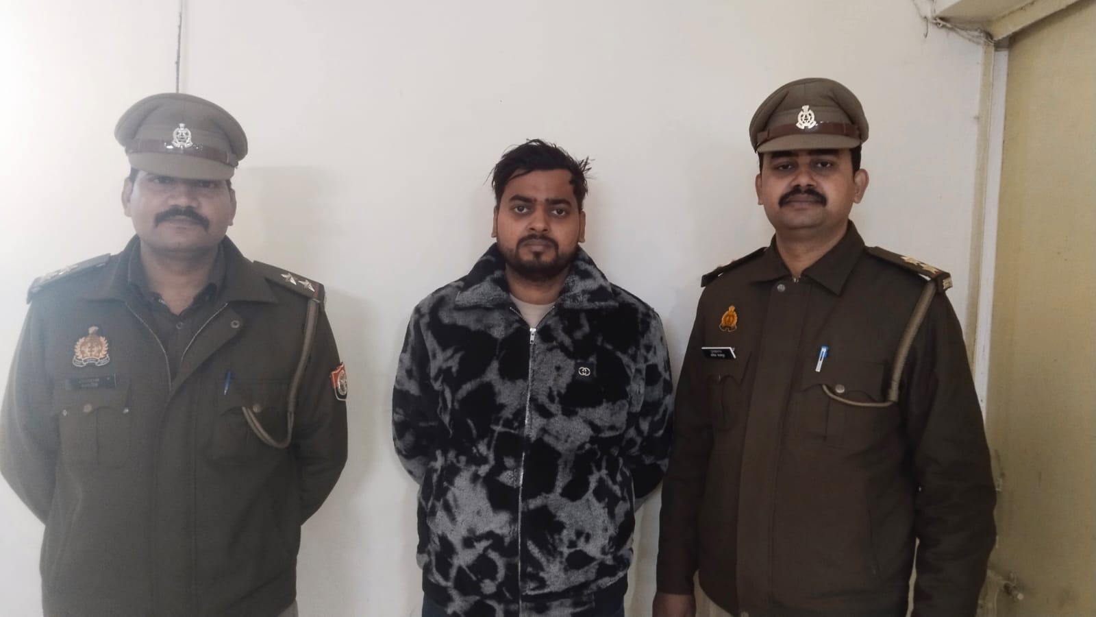 थाना क्रॉसिंग रिपब्लिक पुलिस टीम द्वारा दहेज हत्या के अभियोग में वांछित अभियुक्त गिरफ्तार